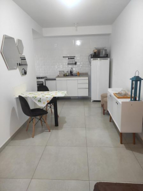 Apt aconchegante, dois quartos, um banheiro, cozinha completa e uma vaga de garagem